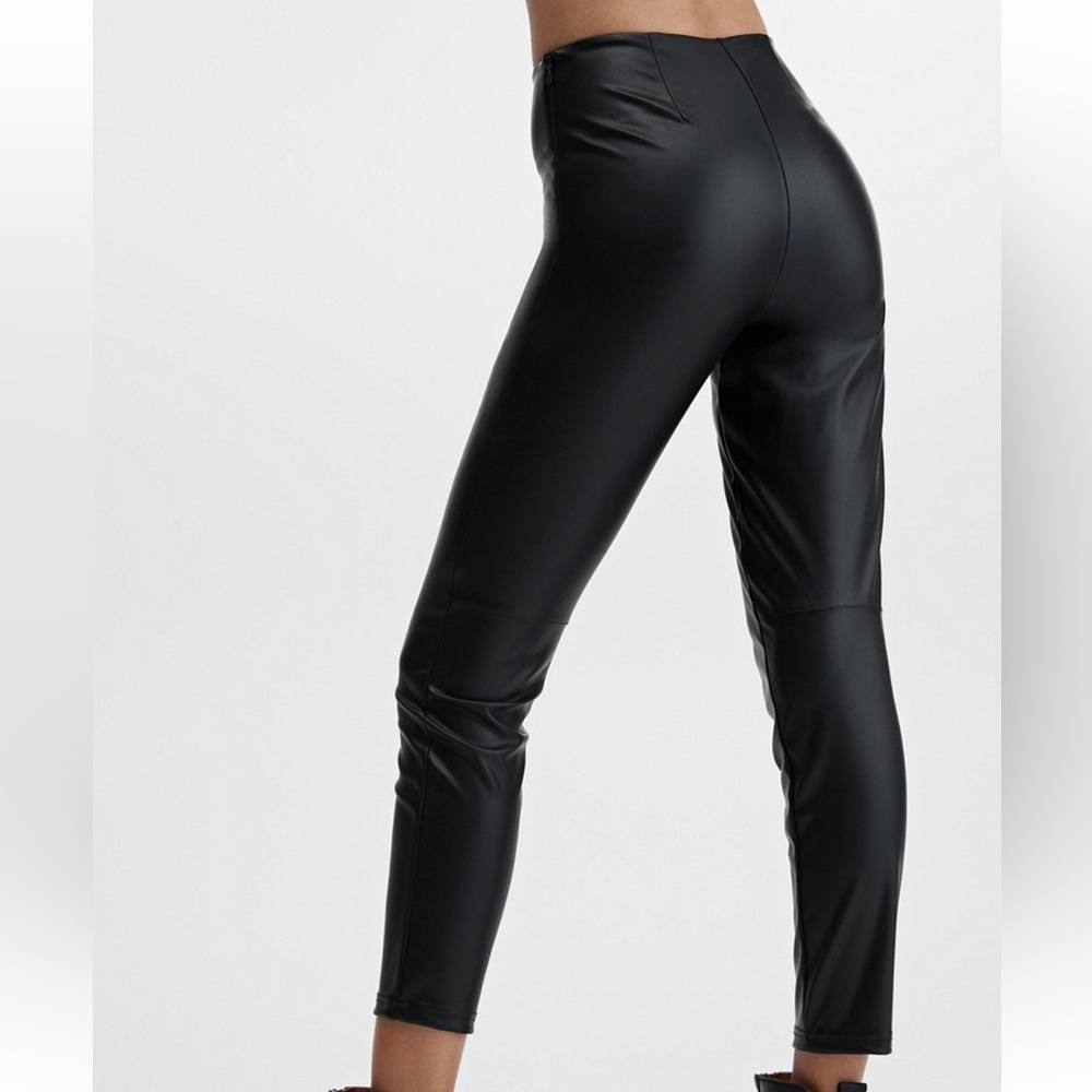 NWT Fabletics Vegan Leather Legging in Black, size Large/10.
